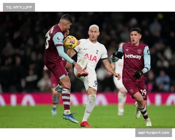 范德芬头球梅开二度 荣膺热刺对埃弗顿最佳球员
