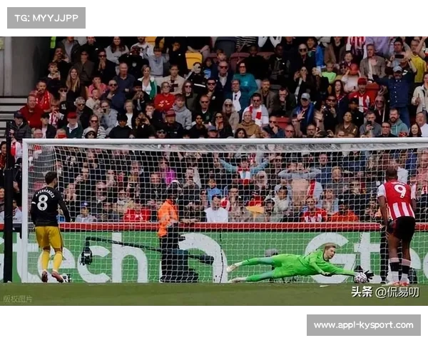 C罗主罚点球前长时间凝视球门，门将扑错方向目送皮球入网