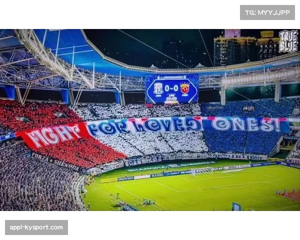 球迷看台致敬布冯，尤文名宿现场观战