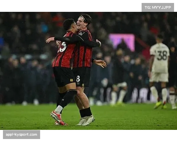 伯恩茅斯球迷狂欢，阿德利绝杀后冲入场内庆祝历史性胜利